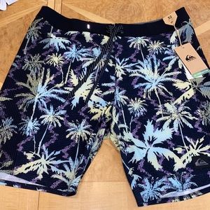NWT!! Quiksilver Highlite Arch 19' Mens Boardshort Size 30